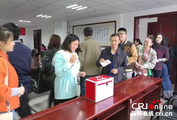 图片默认标题_fororder_天全县文新广局为贫困户捐款（天全县委宣传部-供图）