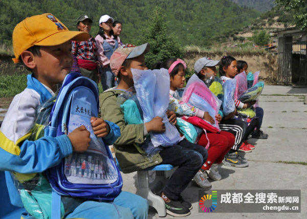 （转载）邛崃企业情系九寨 爱心助学山区儿童