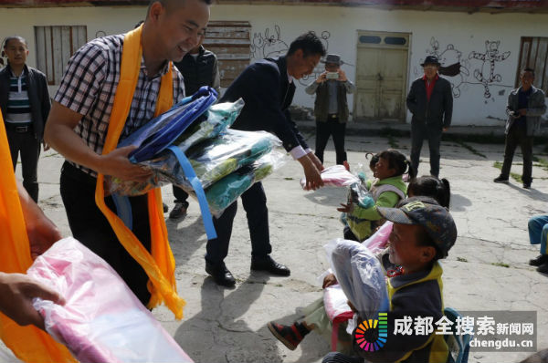（转载）邛崃企业情系九寨 爱心助学山区儿童