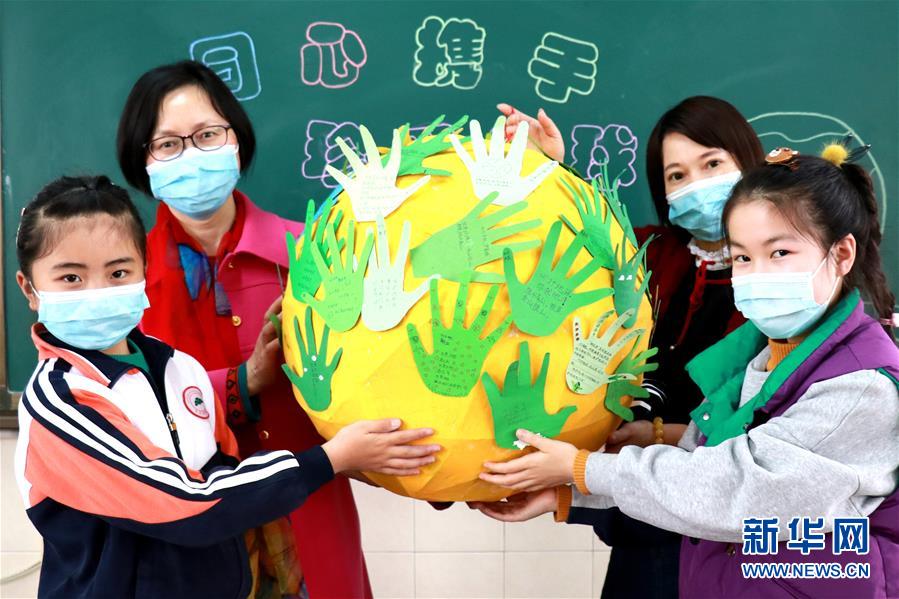 4月21日，浙江省湖州市長興縣實驗小學開展“珍愛美麗地球 守護自然資源”主題活動，學生們展示貼滿“小手”的地球模型。 4月22日“世界地球日”即將到來之際，各地開展主題活動，增強人們熱愛地球、保護環(huán)境的意識。 新華社發(fā)（譚云俸 攝）