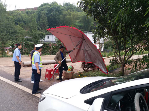 图片默认标题_fororder_民警在查处路边的水果摊点--供图--翠屏区公安局