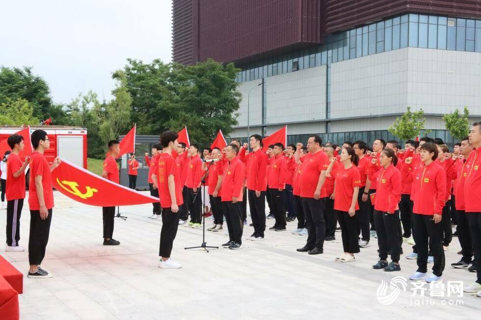 刘国梁李宁等奥运健儿齐聚威海南海 唱响赞歌颂党恩 刘国梁李宁等奥运健儿齐聚威海南海 唱响赞歌颂党恩