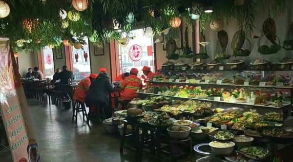 山东一餐馆为环卫工提供免费午餐：有菜有汤，馒头米饭随便吃