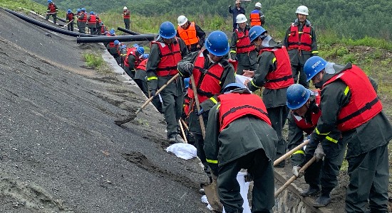 抚顺莱河矿业高度重视安全生产工作 全力做好非煤矿山生产安全_fororder_公司组织职工开展尾矿库防汛演练_gaitubao_550x300