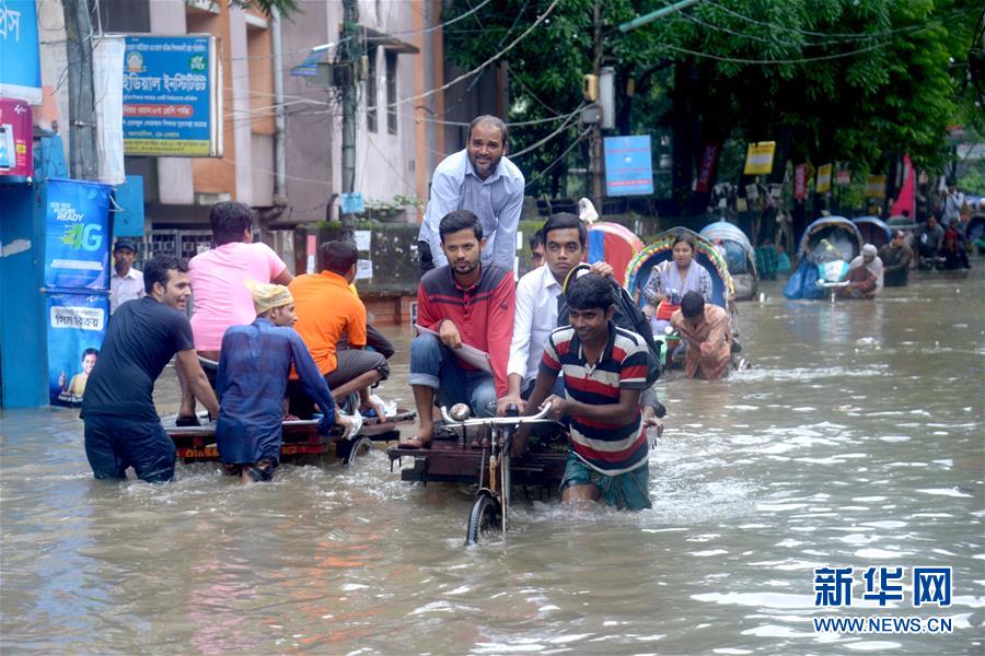 孟加拉国连日降雨 首都严重内涝