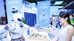 “广东造”大型仿人服务机器人全球首发 会下象棋上楼梯的机器人亮相
