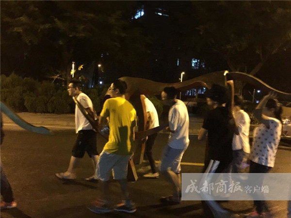川农大有个神秘组织 经常夜晚出没把一群牛搬着到处跑