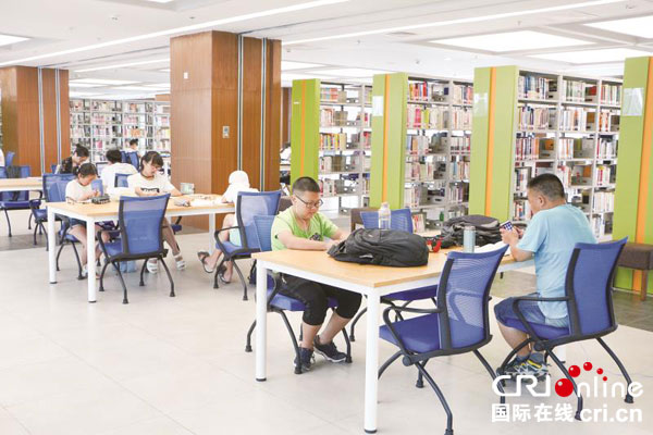 图片默认标题_fororder_市民在图书馆阅读。（摄影-白桂斌）