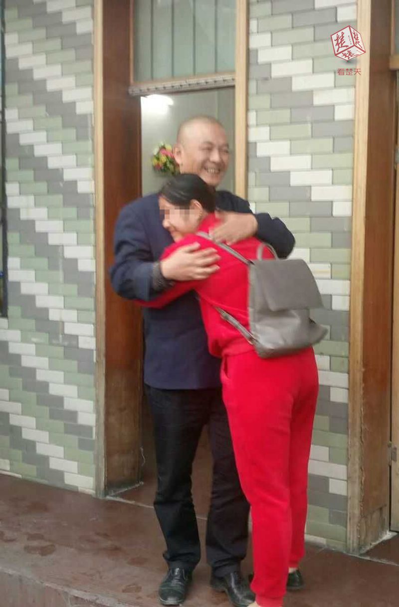 心真大！数万元结婚首饰被忘公交上，女乘客找回后熊抱司机