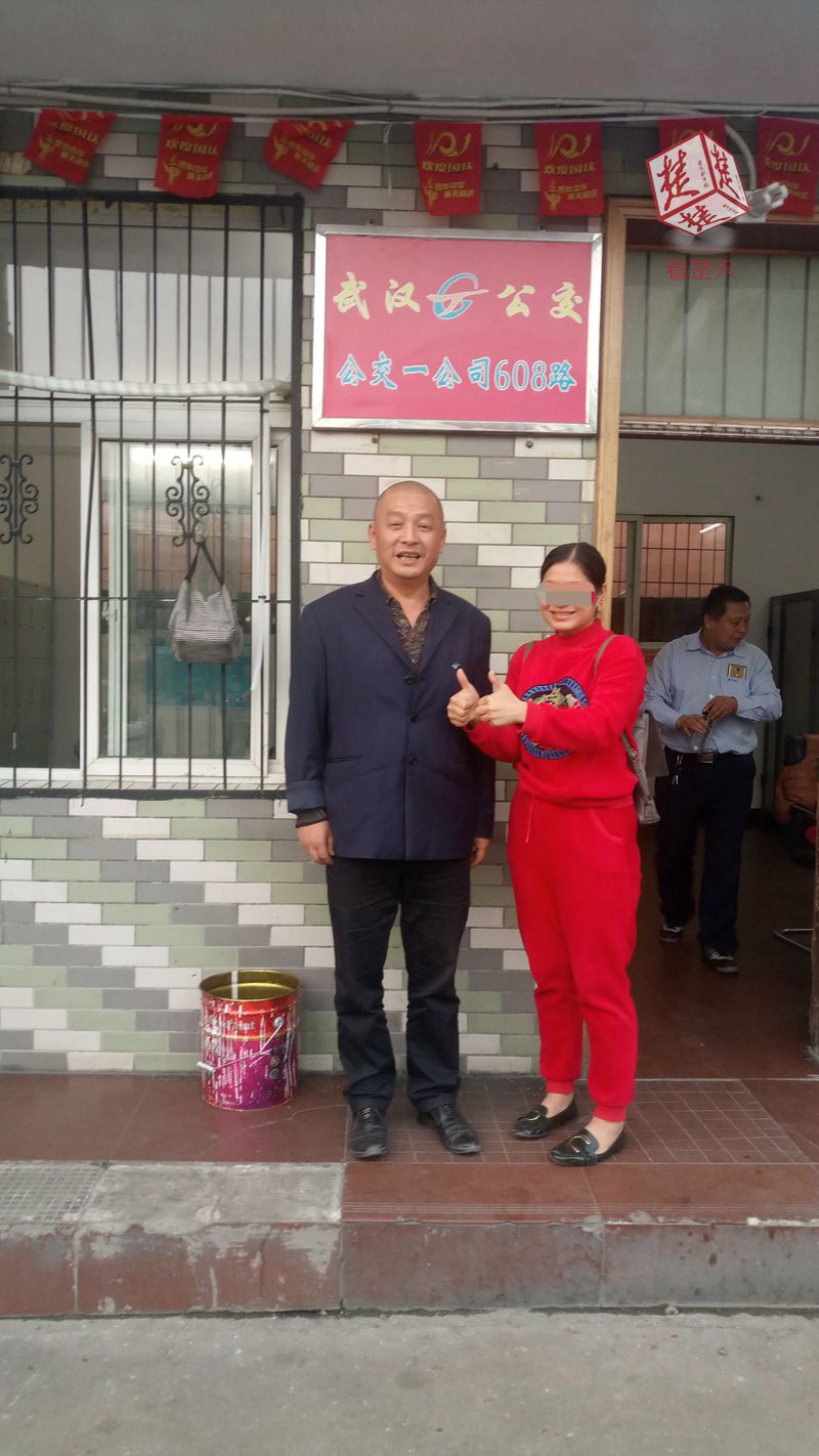 心真大！数万元结婚首饰被忘公交上，女乘客找回后熊抱司机
