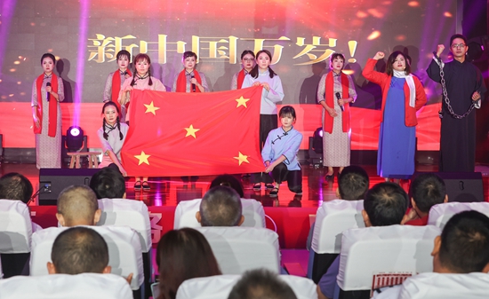 (供稿)贵阳市税务局举行庆祝中国共产党建党100周年表彰大会暨汇报演出_fororder_活动现场6 郭然 摄.JPG