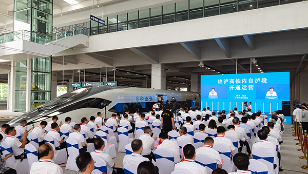 “跳水皇后”高敏为家乡自豪 亲眼见证家乡第一条高铁开通_fororder_绵泸高铁内自泸段正式开通仪式现场(摄影-廖志全)