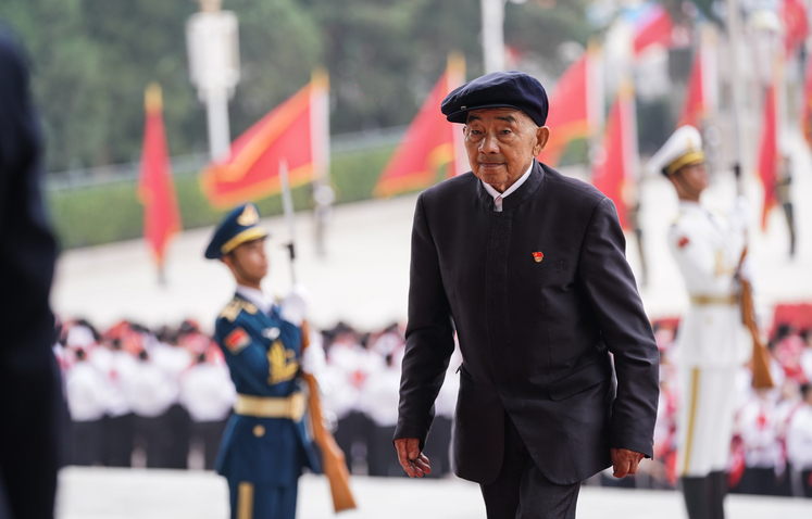 චීන කොමියුනිස්ට් පක්ෂයේ සාමාජිකයින් 29 දෙනෙකුට, පක්ෂයේ ඉහළම ගෞරවය වන ‘ ජූලි 1 පදක්කම් ’_fororder_“当代愚公”黄大发，带领群众历经30多年在绝壁上开凿“生命渠”，为当地群众脱贫致富作出杰出贡献。摄影：李晋