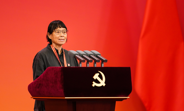 චීන කොමියුනිස්ට් පක්ෂයේ සාමාජිකයින් 29 දෙනෙකුට, පක්ෂයේ ඉහළම ගෞරවය වන ‘ ජූලි 1 පදක්කම් ’_fororder_优秀人民教师张桂梅代表“七一勋章”获得者发言。摄影：李晋