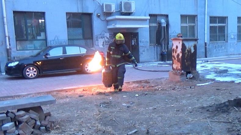 朝阳一居民楼发生火灾 消防员转移着火液化气罐救险