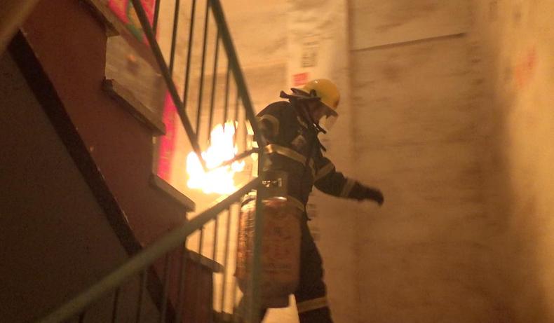 朝阳一居民楼发生火灾 消防员转移着火液化气罐救险