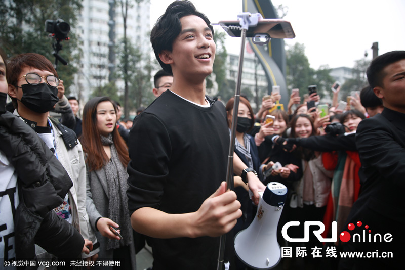 吴磊成都大呼真人秀虐人 举喇叭空降街头人气