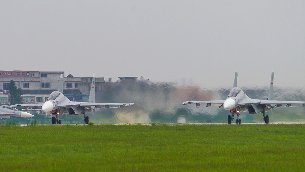 谁持彩练当空舞 雄鹰振翅傲海空_fororder_1626089627788_554
