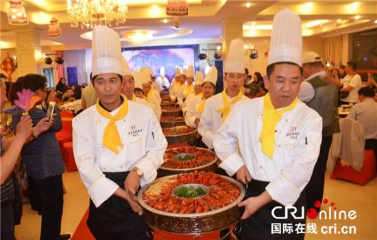 （供稿 食品列表 三吴大地泰州 移动版）泰州民俗风味龙虾美食节在泰州开幕
