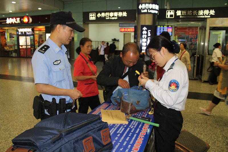 老太携30瓶指甲油乘火车被拦 警察耐心劝说半小时