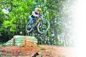 16岁女孩成自行车速降车手 曾因成绩差挨骂不自信