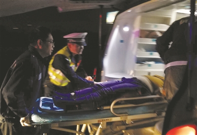 车门没关好，妻子高速坠车遭碾压