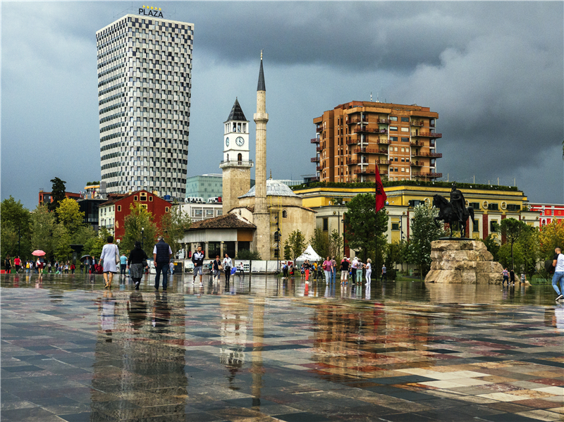 图片默认标题_fororder_雨后一新的斯坎德培广场 阿尔巴尼亚地拉那市中心 2019.09 周荣生摄