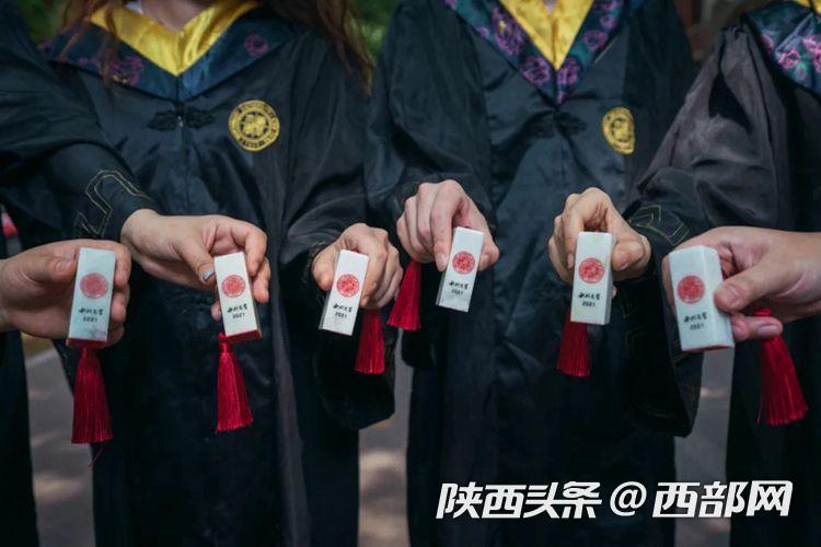 （转载）陕西这所大学的毕业礼物能当“传家宝” 7年累计送出近5万枚