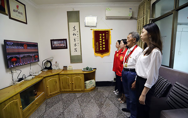 宜宾兴文:收看庆祝中国共产党成立100周年大会_fororder_全国岗位学雷锋标兵陈国辅收看庆祝中国共产党成立100周年大会-(1)