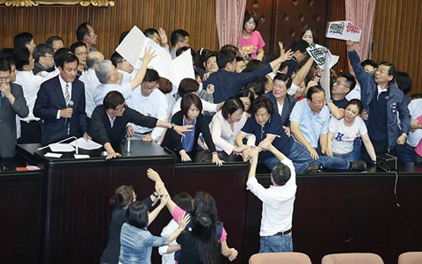 图片默认标题_fororder_台湾政局混乱，“立法院”经常上演过各种全武行，双方大打出手。