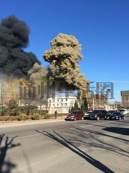 北京通州梨园狗市附近起火现场伴有爆炸声组图