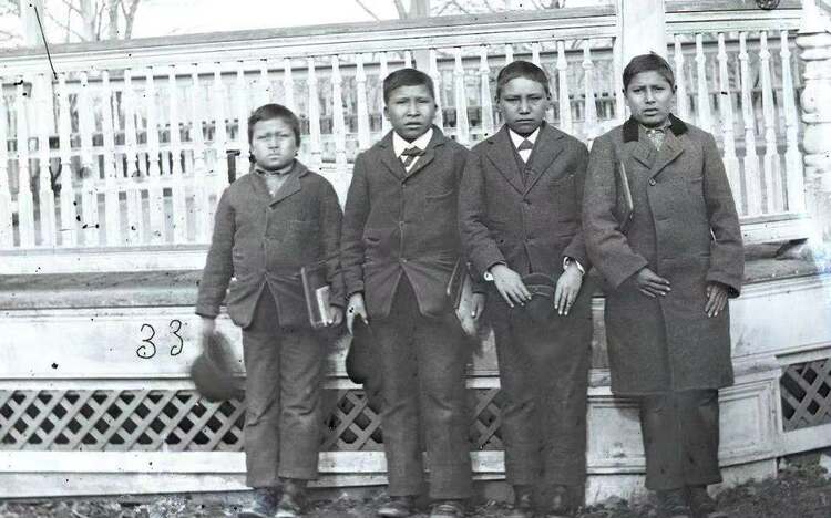 起底丨淌血的历史!北美原住民儿童寄宿学校惨剧重见天日