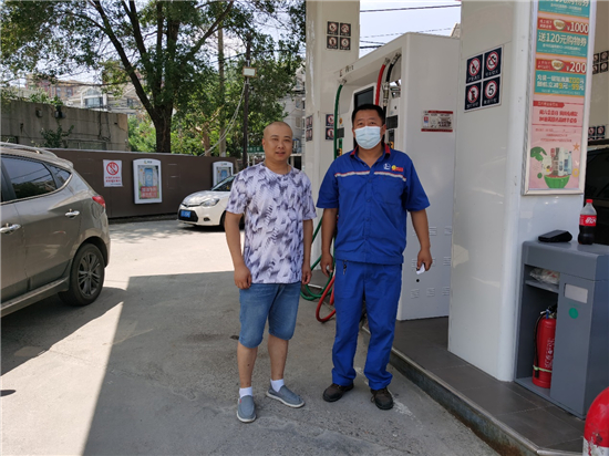 没油车抛锚路中央 中石化员工帮忙推行半公里化险为夷_fororder_中石化2