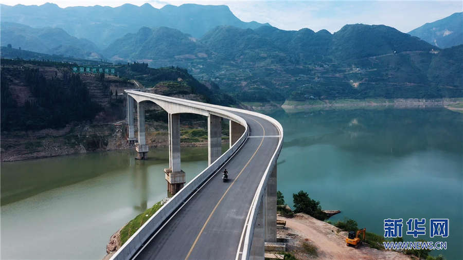 重庆：俯瞰玉带绕青山 三峡之巅的诗和远方