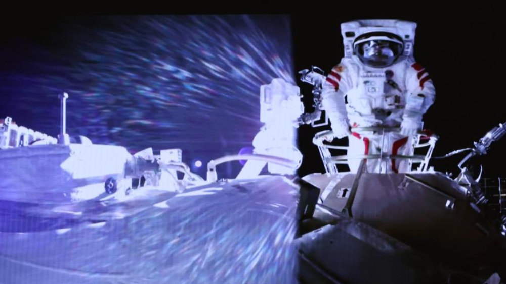 神舟十二号乘组两名航天员已出舱