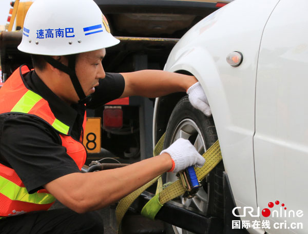 图片默认标题_fororder_迅速抢修故障车