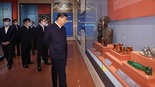 习近平参观党和国家领导人外交活动礼品展_fororder_1