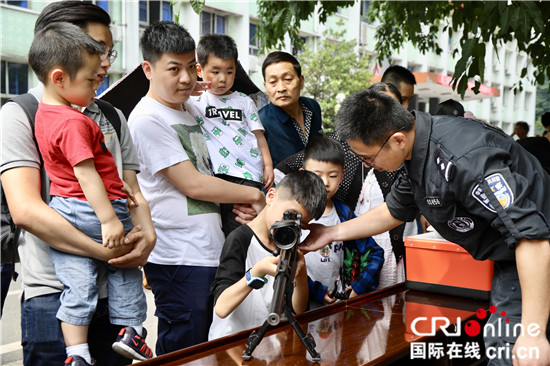 【CRI专稿 列表】重庆警方开展“童心聚力 共筑平安”儿童节主题活动