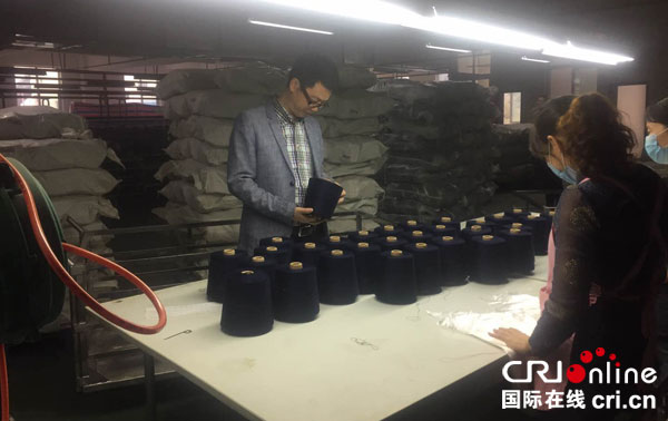 图片默认标题_fororder_高效半自动化生产线摆放整齐