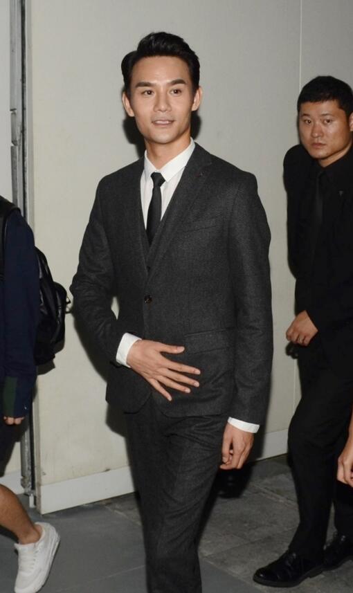 王凯穿黑色西装帅气现身 面带微笑显亲和力 - 