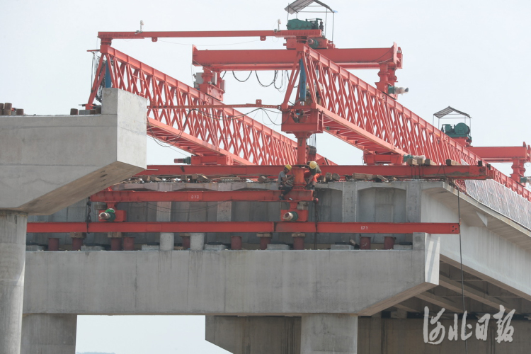 京秦高速公路施工忙