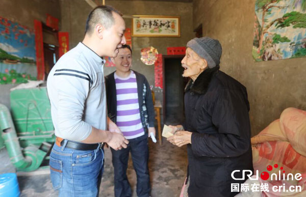 图片默认标题_fororder_大英县检察长李虹志与老人交谈并送上慰问物资--摄影-周晓清