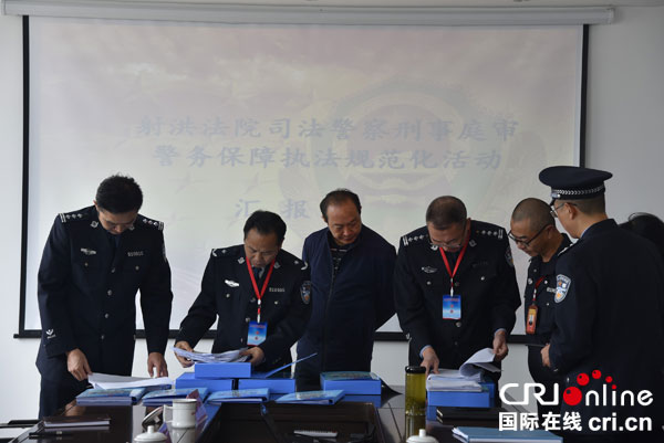 图片默认标题_fororder_考核验收组人员翻阅资料--射洪县人民法院唐兵供图