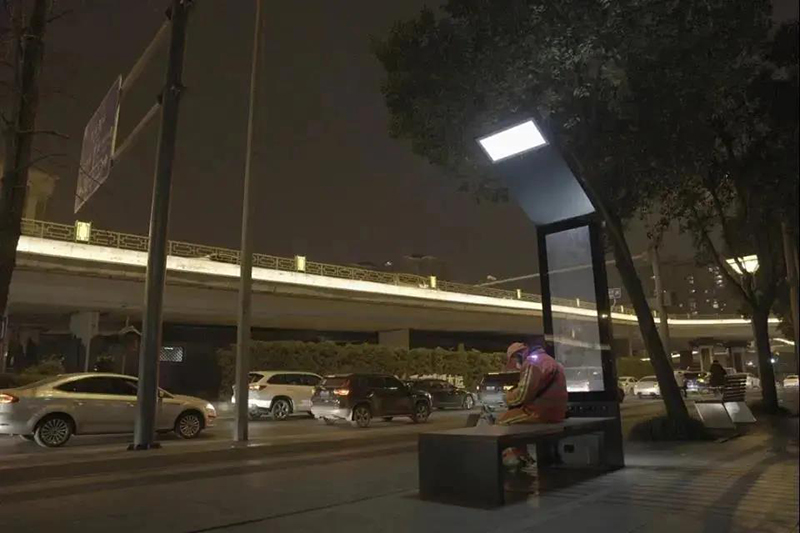 精细化管理下的道桥“新景” 让成都更添关怀和温度_fororder_人民南路智能座椅-供图-成都市城管委