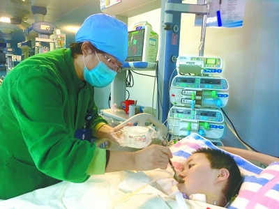 “渐冻症”女博士欲放弃治疗 病友用眼动仪写信鼓励