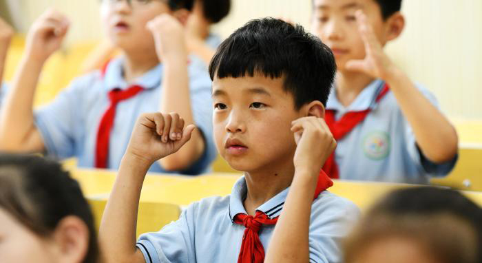 ครูประถมจีนสอนร้องเพลงให้ความรู้ป้องกันเหตุจมน้ำ_fororder_手指舞5
