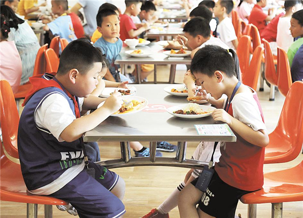 宜昌在全市中小学推广点军区经验  “中央厨房+微厨房”让学生吃饱吃好_fororder_01