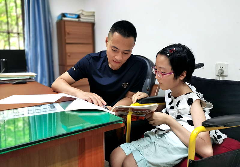 谭伍越:“不普通”的身体拥有超越平凡的力量 高考成绩优异努力奔向未来_fororder_谭伍越正在请教老师问题-摄影-潘建勇