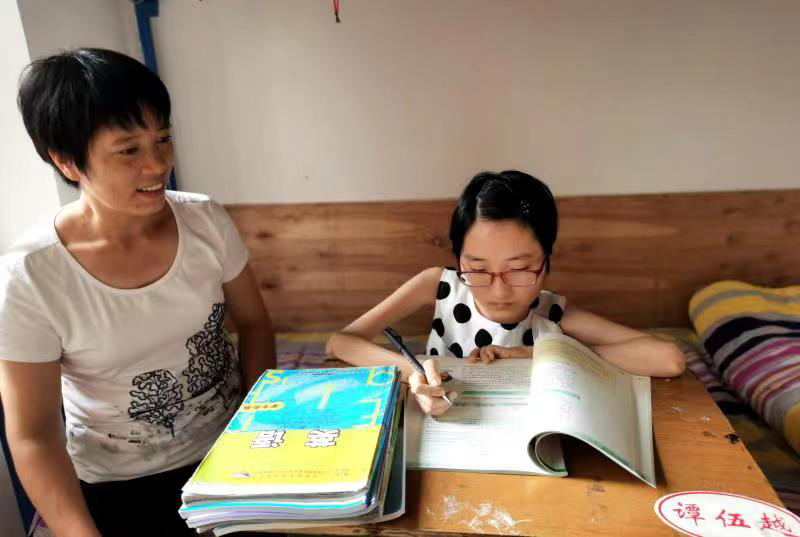 谭伍越:“不普通”的身体拥有超越平凡的力量 高考成绩优异努力奔向未来_fororder_谭伍越正在学习-摄影-郭侨
