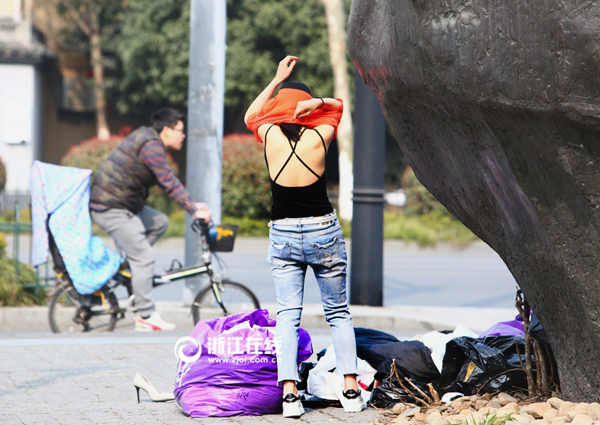 杭州网模拍摄样照 美女当街脱裤换衣(组图-国际在线